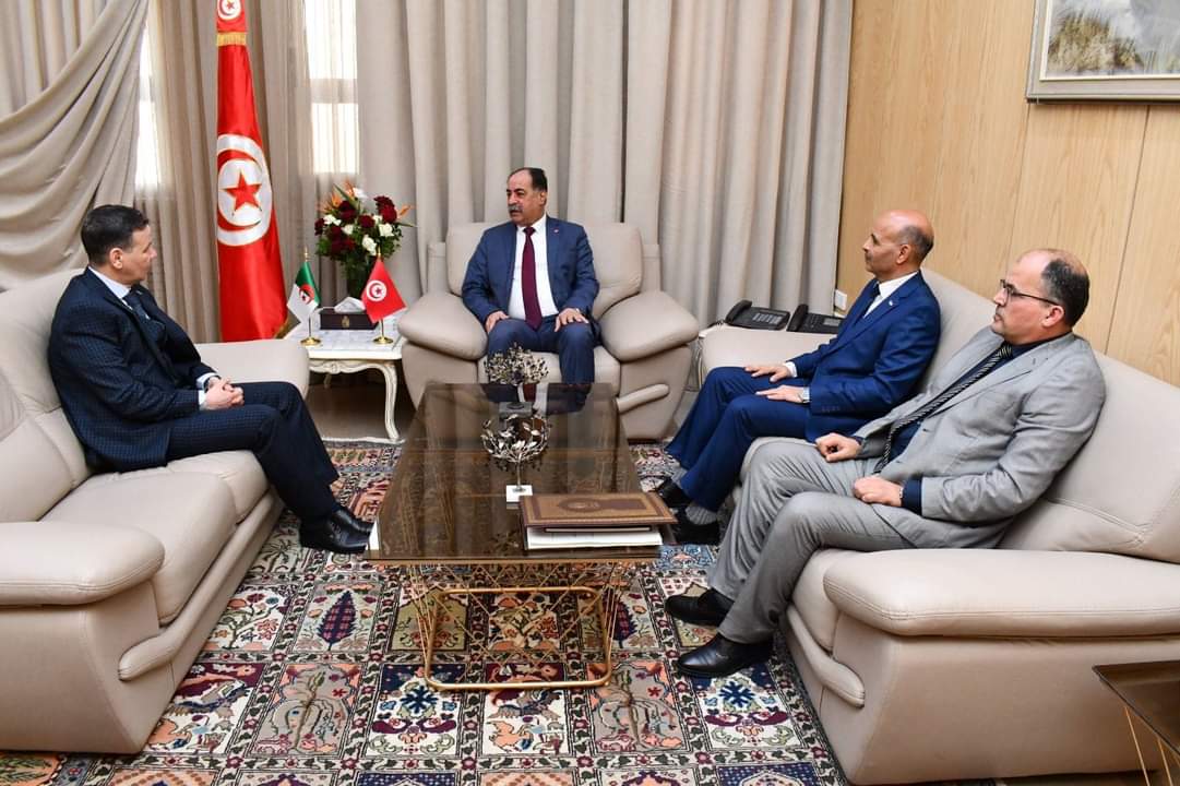 Le ministre de l'Int&eacute;rieur Tunisien, M. Kamal El-Feki, re&ccedil;oit le directeur g&eacute;n&eacute;ral de la Protection civile alg&eacute;rienne le Colonel Boualem Bourelaf.